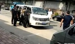 记者爆料扣车事件视频,记者现场直击惊人一幕